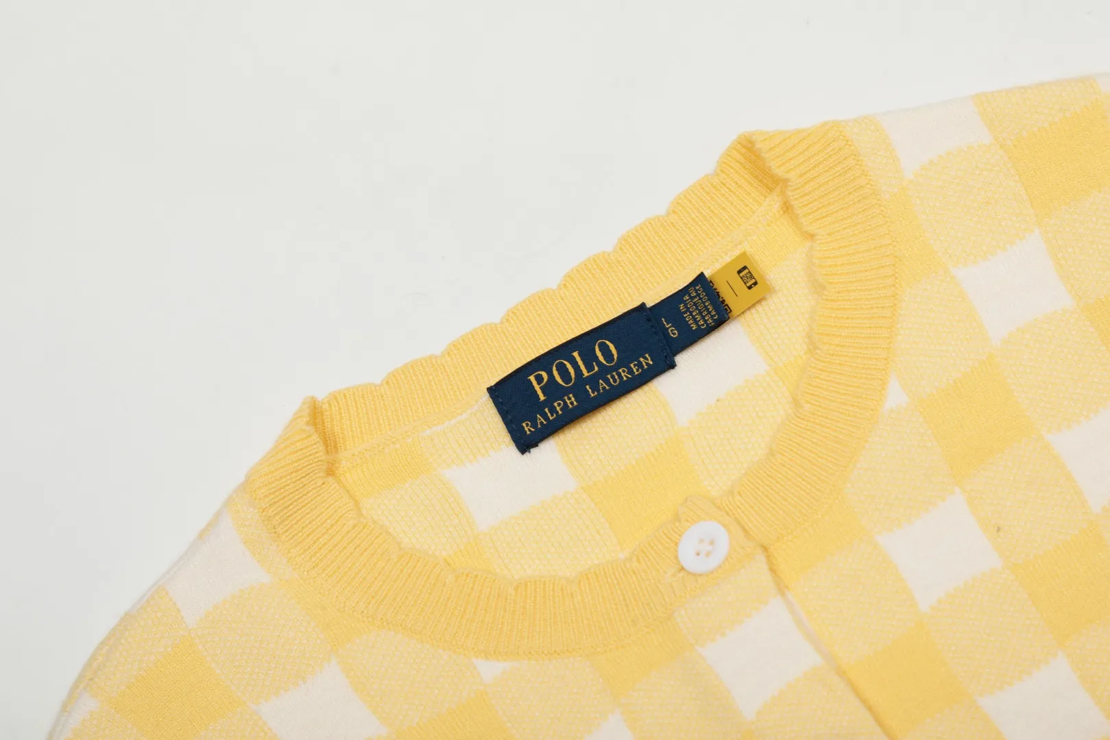 P190 Top quality" Style number: DS015# [Ralph Lauren plaid jacquard basic pony embroidered logo knitted cardigan long sleeves] ✅Ralph Lauren Ralph Lauren classic basic versatile plain plaid jacquard knitted cardigan long-sleeved small jacket ✅Main supplier of platform live broadcast wholesale entities ✅ZP quality 1:1 pattern making Scan the code to enter the GF website Counter quality ✅Detailed quality The only one in Guangzhou Imported quality cotton yarn Mainly high-end Needless to say, cost-effective and good quality. ✅Restore the original version. Loose, comfortable and stress-free. Simple is high-end. Classic is timeless. ✅The upper body is simple and easy to match. A must-have for goddess ootd. Good-looking clothes are never picky. A must-have in the goddess’ wardrobe. Size: S-L. Color: Navy blue. Light blue. Pink. Gray. Yellow. Red.